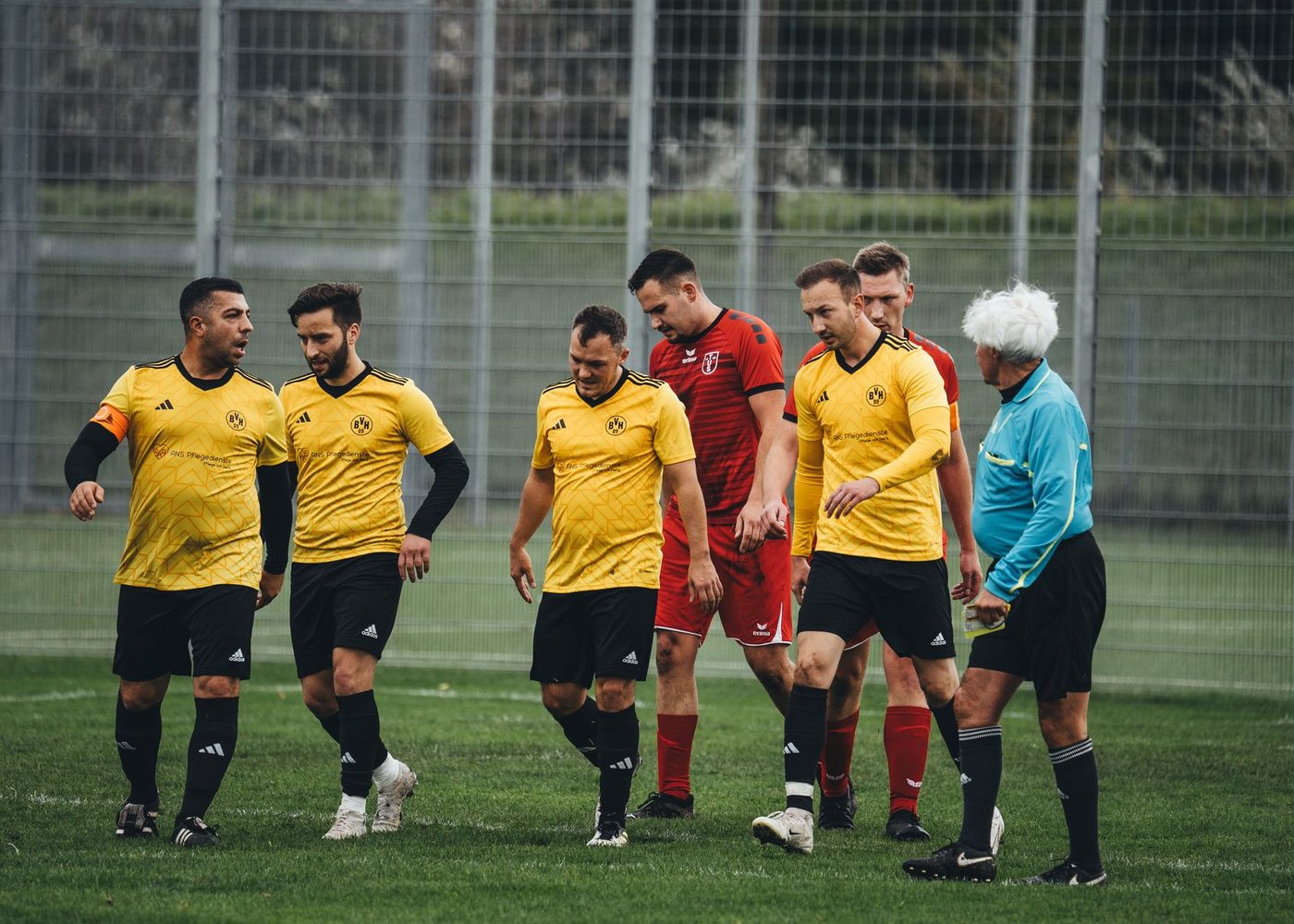 Equipo celebrando un gol en la cancha